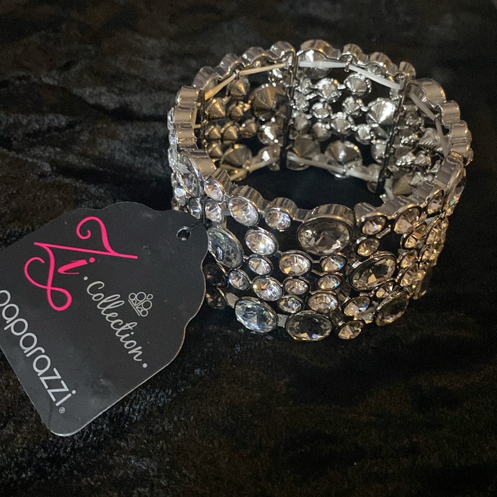 NWT Paparazzi Zi Collection Silver and Rhinestone Stretch Bracelet “One UP”